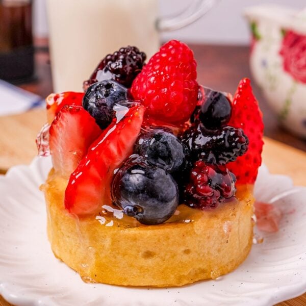 Summer berry tart with vanilla cream