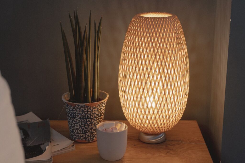 Kurv Table Lamp in hand-woven rattan, lit